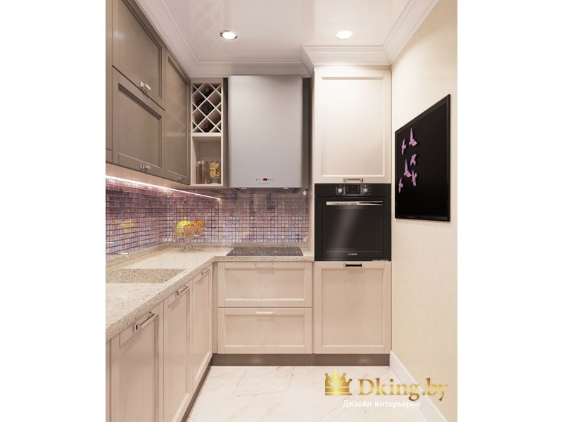 кухня: шкафчик для вина, светлые фасады и темная встроенная техника, на полу белая плитка