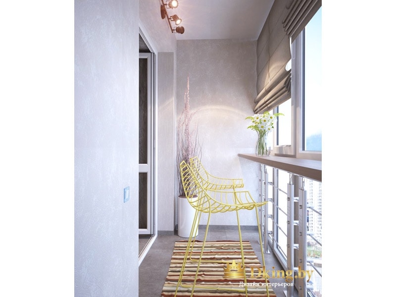 балкон с дополнительным освещением. Остекление в пол. на полу плитка керамогранит, акцент на желтые стулья и полосатый коврик