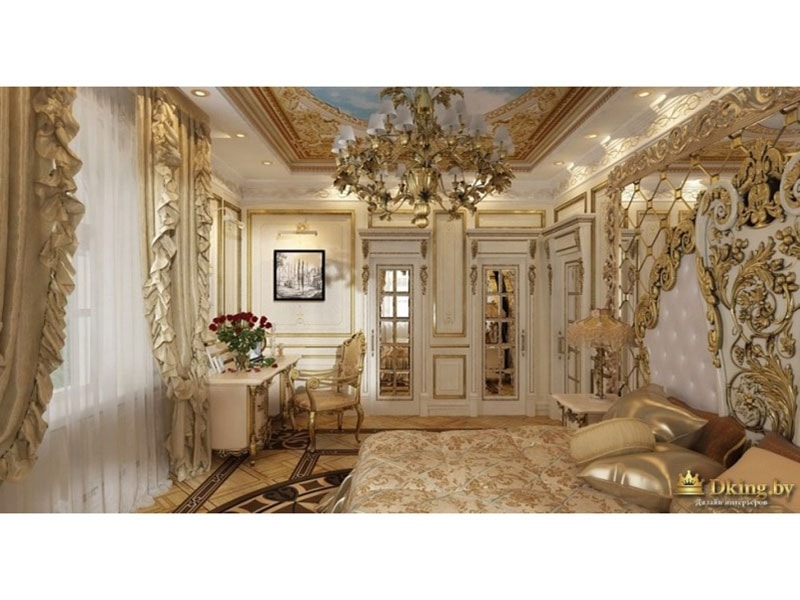 спальня в дворцовом стиле: шкафы с позолоченными молдингами, стол-контора с золоченым стулом, шикарное изголовье кровати с зеркалом и позолоченной лепниной
