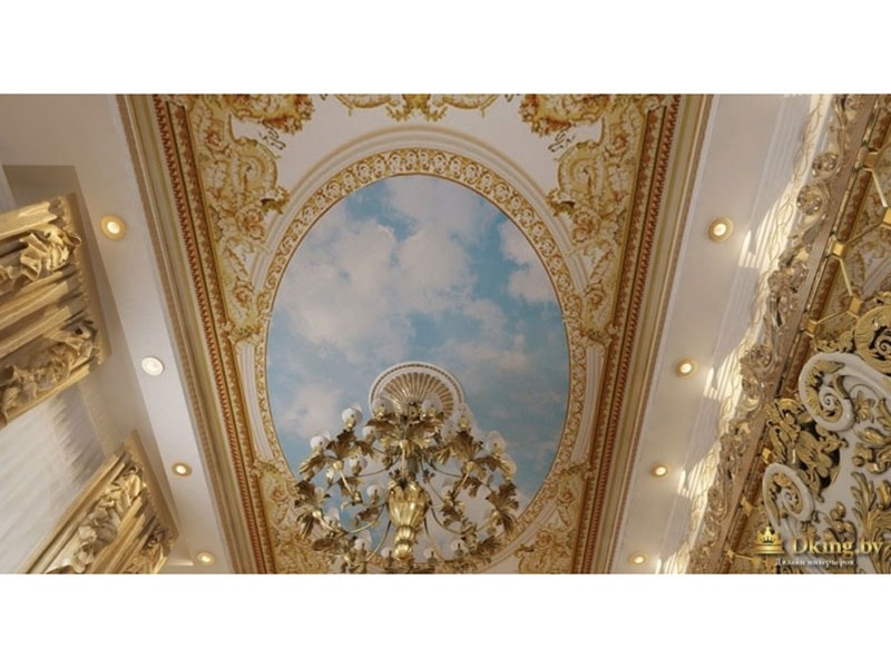 потолок в спальне: роспись в стиле дворцов - голубое "небо" возле  люстры, по периметру золотые узоры на белом фоне. много лепнины