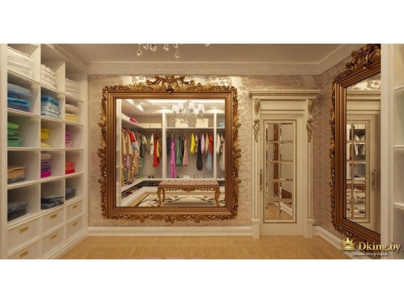 гардеробная комната с двумя шикарными зеркалами в золоченом багете