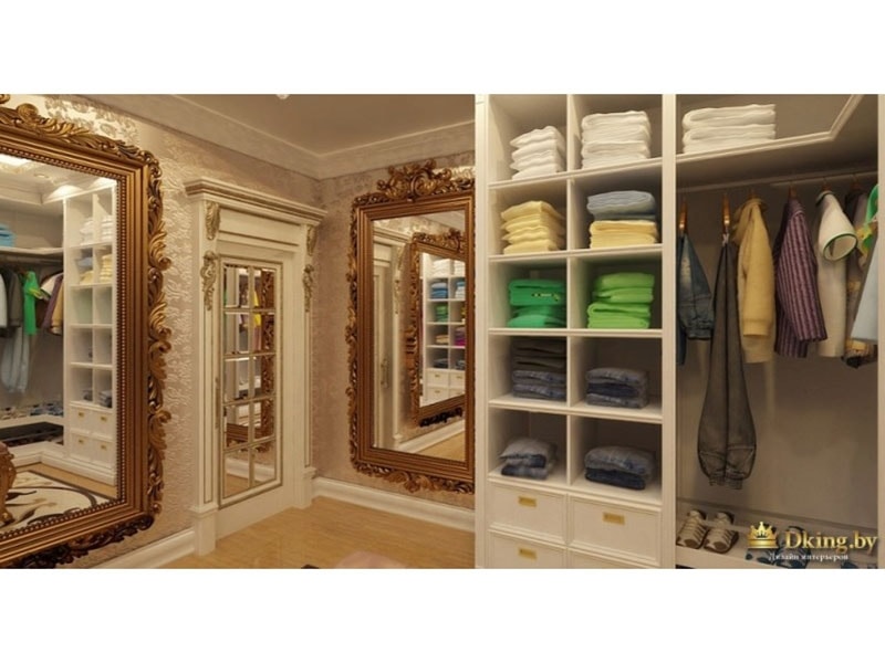 гардеробная комната: вместительные полки и шуфляды, зеркала в багете, резной золоченый дверной портал