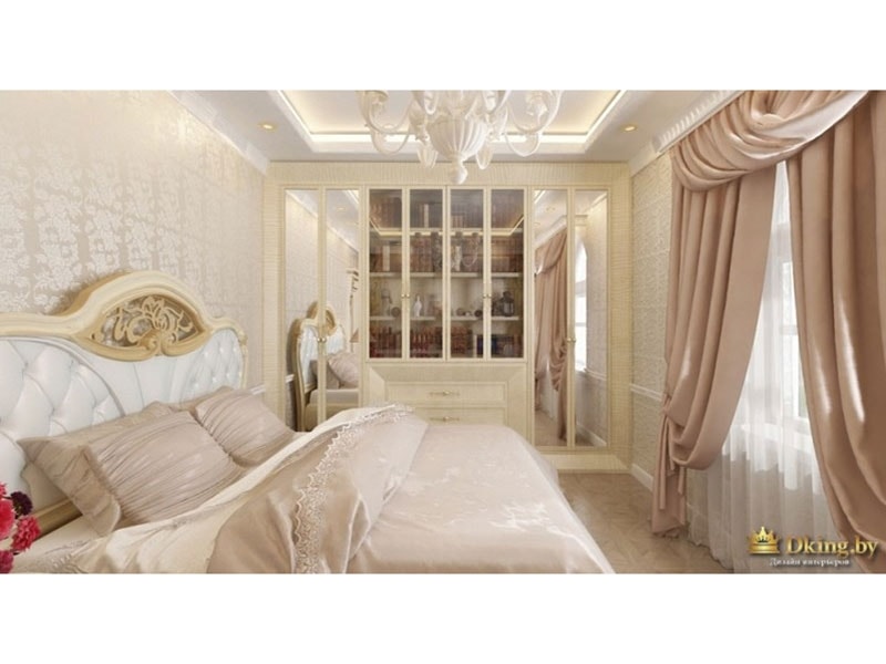 спальня в стиле ампир: розовые шторы с ламбрикеном, кровать с резным изголовьем, обои с орнаментов в лучших дворцовых традициях, шкаф-витрина