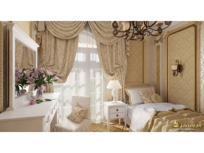 туалетный столик с белым зеркалом в раме, кровать с текстилем цвета золота, многослойные шторы с ламбрикенами и подхватами. на стенах молдинги