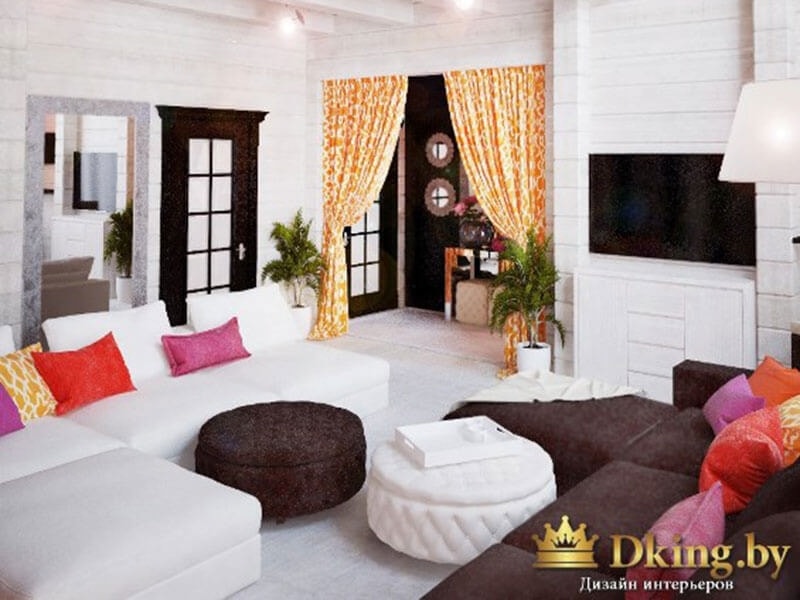 гостиная: деревянные стены, окрашенные белой краской, диваны белого и шоколадного цветов, яркие акценты - подушки, оранжевые шторы с фантазийным принтом