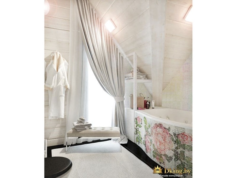 просторная ванная. ванна с необычным экраном в изображением роз. стены, полки - белые. на окне текстиль - рольштора и штора в пол с подхватом
