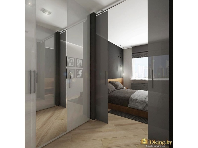 спальня: раздвижные серые стекляные двери, пол под дерево, деревянная кровать с серым текстилем