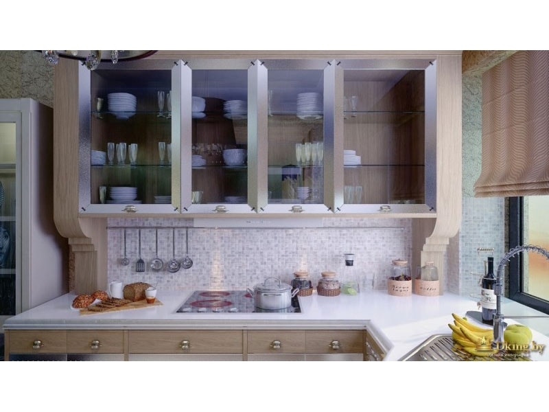 кухонный гарнитур: стекляные шкафчики-витрины, столешница из искусственного камня, встроенная варочная панель, рейлинг во всю стеу. на окне римская штора