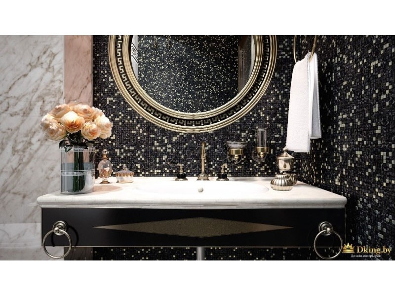 шикарная ванная, оформленая плиткой под мрамор белого и черного цветов. зеркало круглое в бронзовой раме, бронзовые ретро-смесители