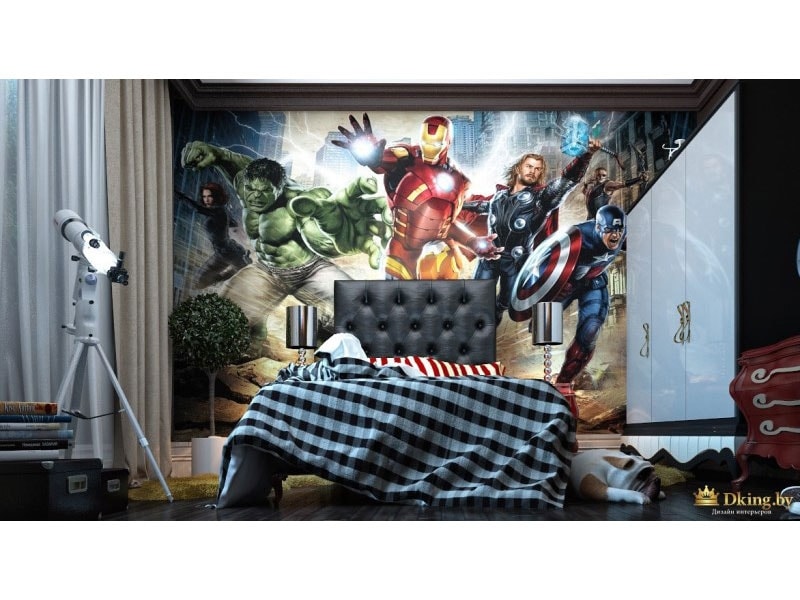 детская кровать на фоне фотообоев с изображением супергероев. телескоп в качестве декора