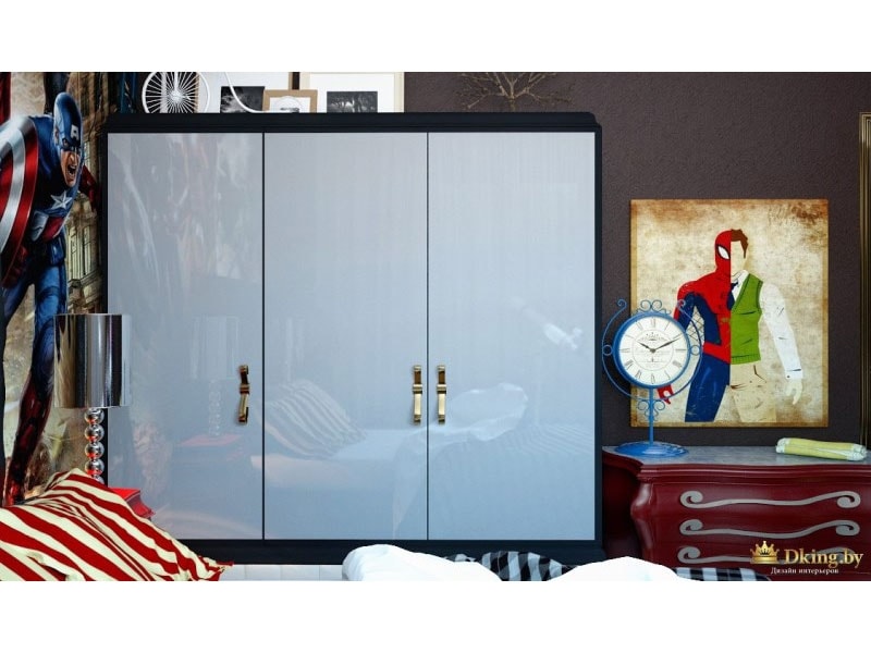 белый трехдверный глянцевый шкаф в детской. акцентная картина супергероя, красный комод с фигурными ручками, красный текстиль в белую полоску. на стене - яркая фотопечать с изображением супергероев
