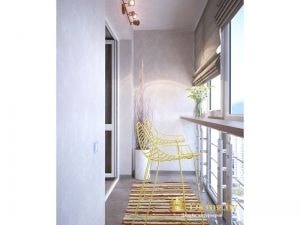 балкон с дополнительным освещением. Остекление в пол. на полу плитка керамогранит, акцент на желтые стулья и полосатый коврик