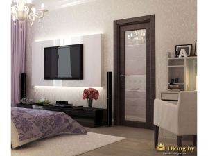 Интерьер спальни: кресло, дверь со стеклянной вставкой, плазменный телевизор на стене перед кроватью
