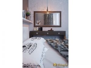 Интерьер спальни: большое зеркало, мягкий свет, светлые обои