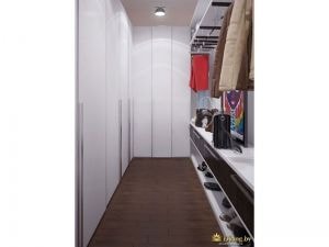 гардероб сочитающий открытые системы храненния и белые шкафы